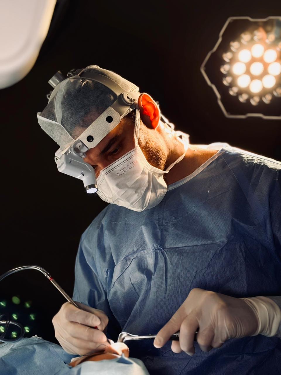 Dr. Arnaldo Bezerra em cirurgia